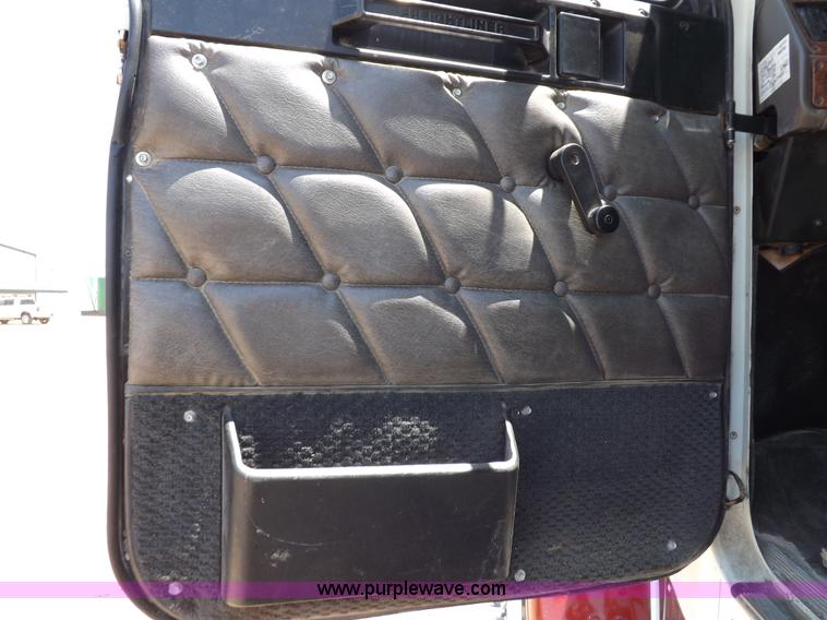 image for item H7011 2006 Freightliner Classic semi truck