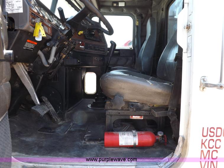 image for item H7011 2006 Freightliner Classic semi truck