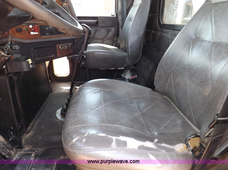 image for item H7011 2006 Freightliner Classic semi truck