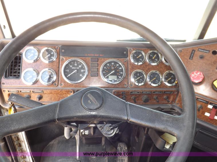 image for item H7011 2006 Freightliner Classic semi truck