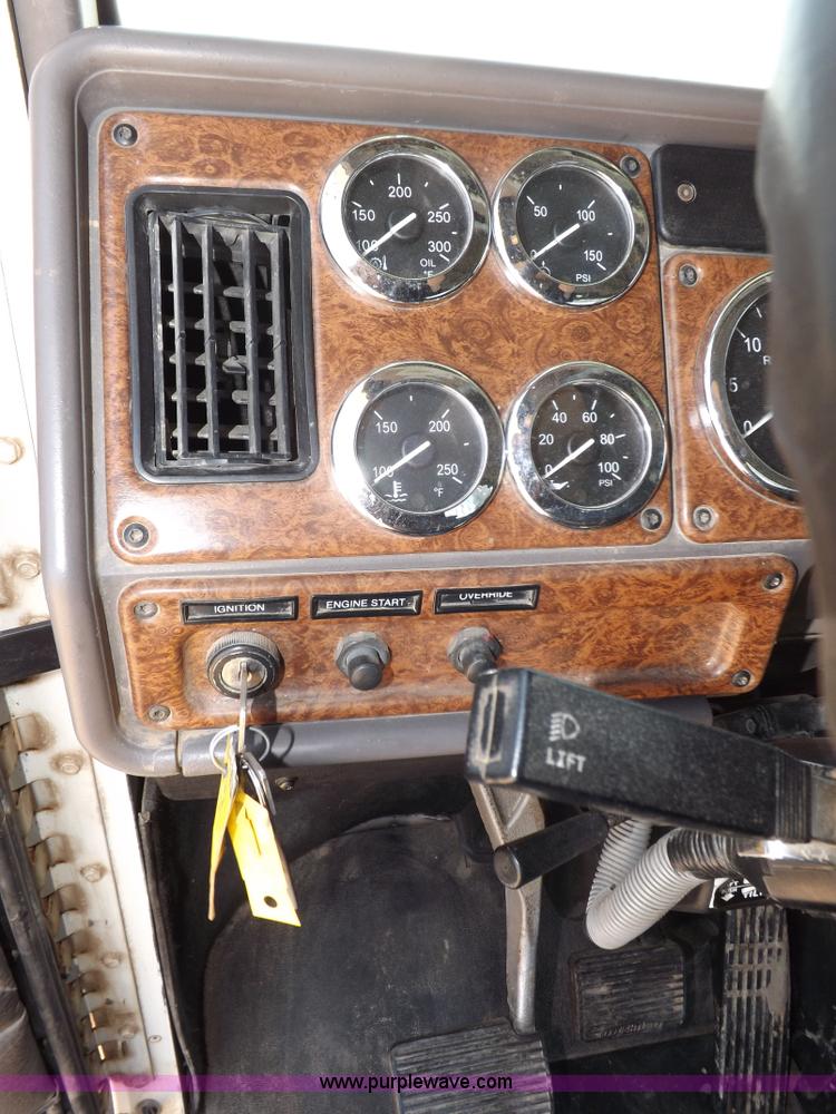 image for item H7011 2006 Freightliner Classic semi truck