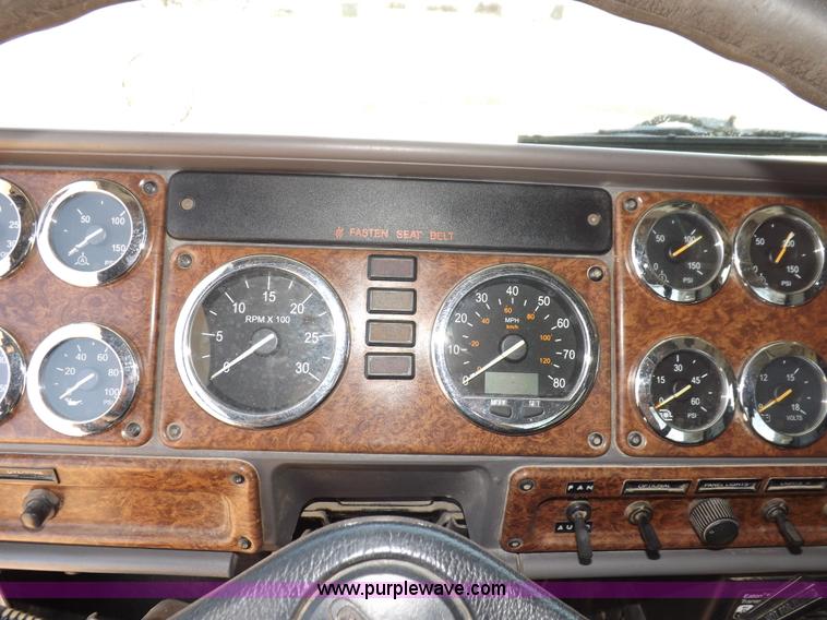 image for item H7011 2006 Freightliner Classic semi truck