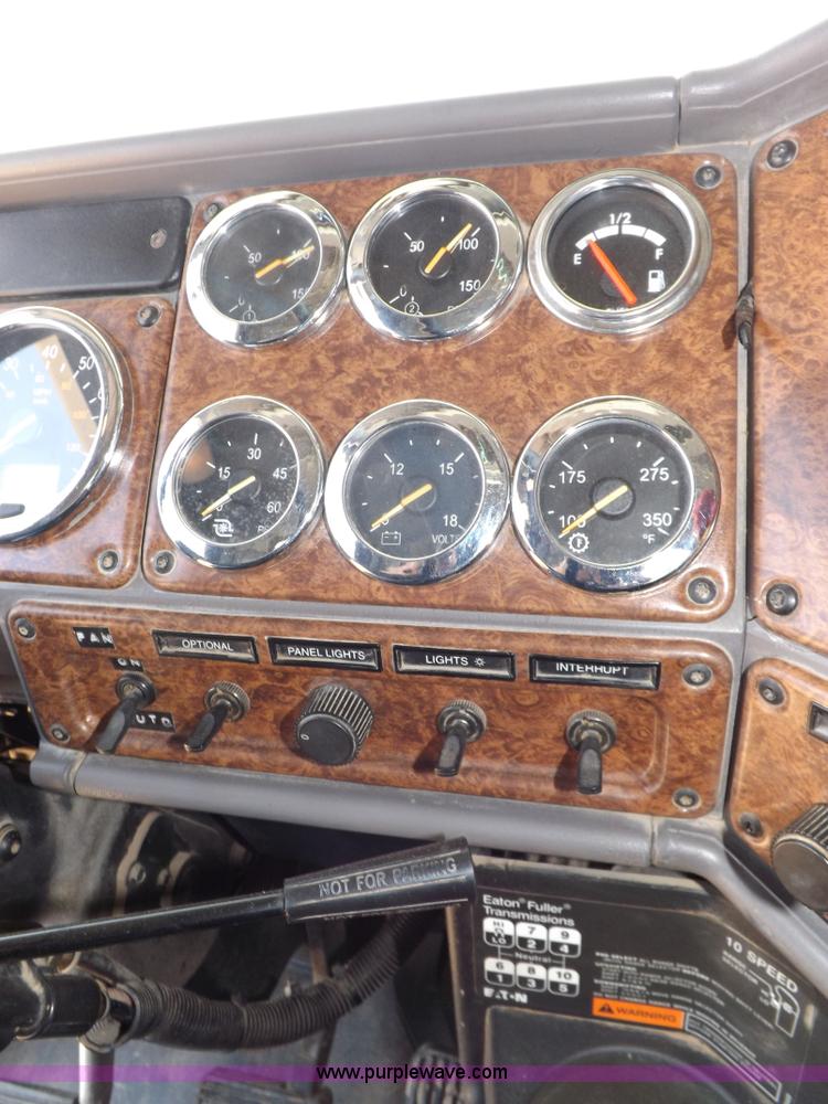 image for item H7011 2006 Freightliner Classic semi truck