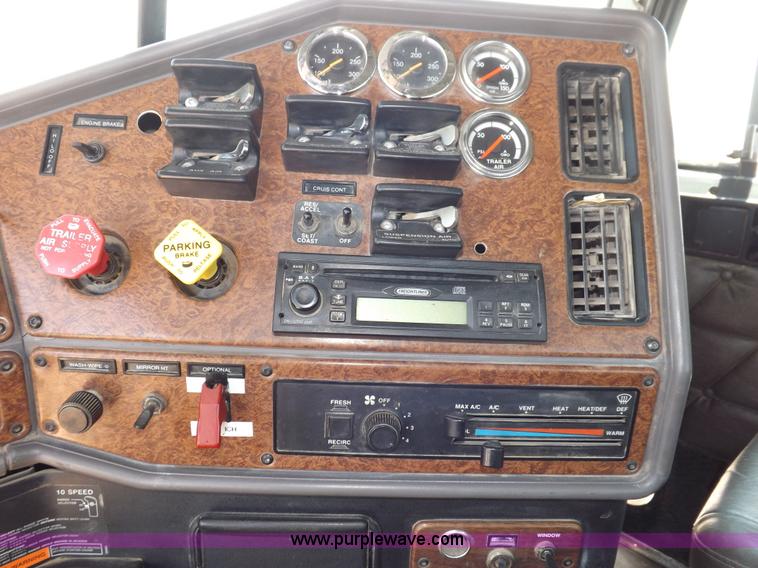 image for item H7011 2006 Freightliner Classic semi truck