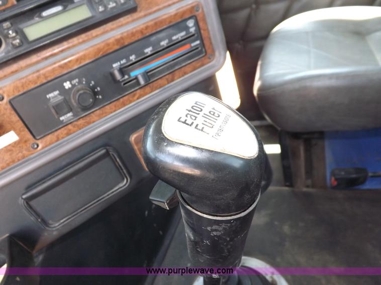 image for item H7011 2006 Freightliner Classic semi truck