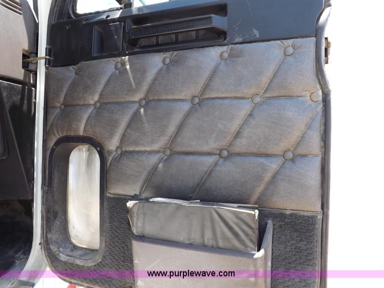 image for item H7011 2006 Freightliner Classic semi truck