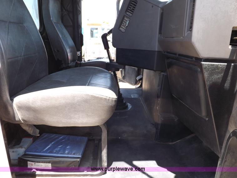 image for item H7011 2006 Freightliner Classic semi truck