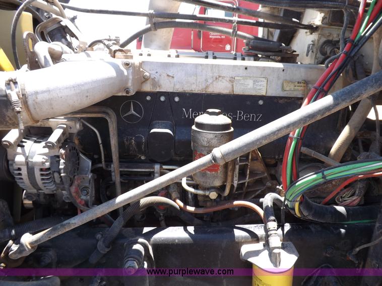 image for item H7011 2006 Freightliner Classic semi truck