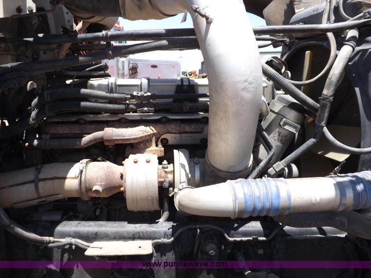 image for item H7011 2006 Freightliner Classic semi truck