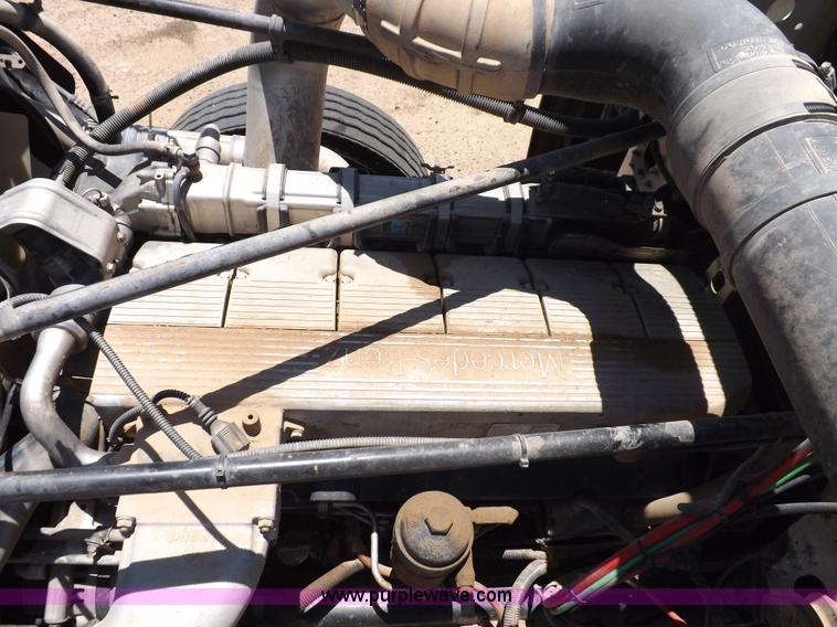 image for item H7011 2006 Freightliner Classic semi truck