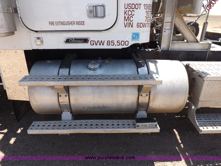 image for item H7011 2006 Freightliner Classic semi truck