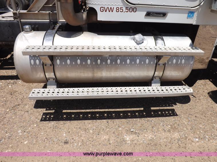 image for item H7011 2006 Freightliner Classic semi truck