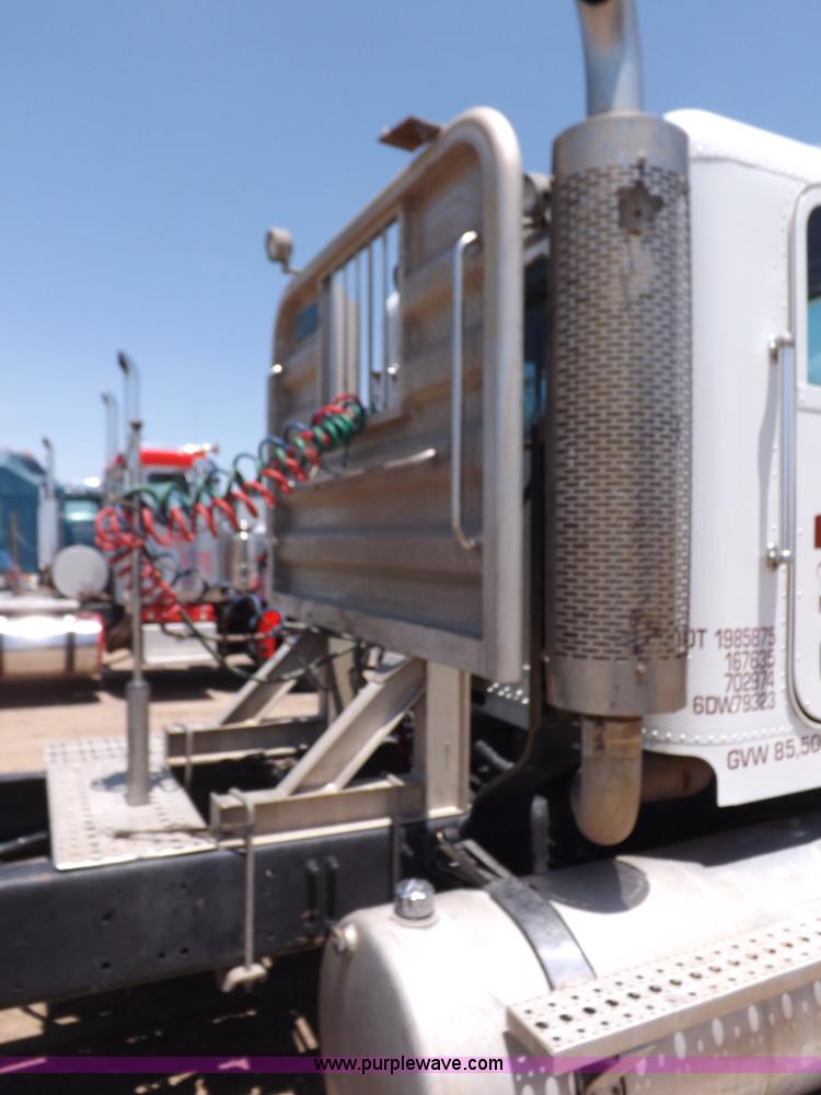 image for item H7011 2006 Freightliner Classic semi truck