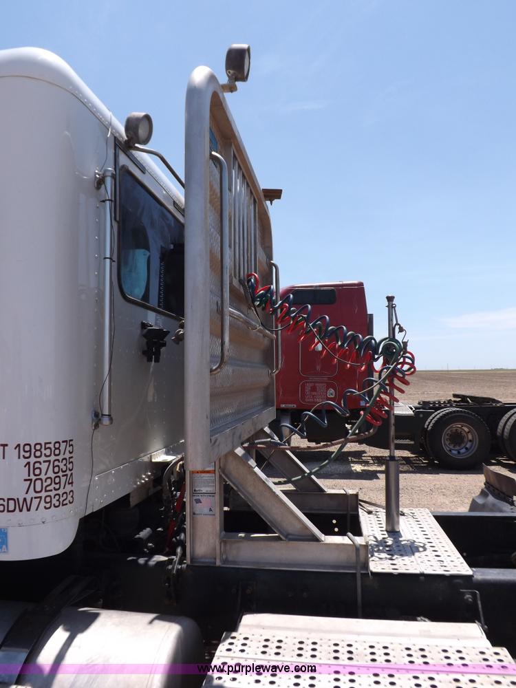 image for item H7011 2006 Freightliner Classic semi truck