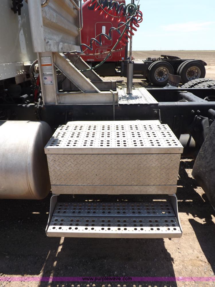 image for item H7011 2006 Freightliner Classic semi truck