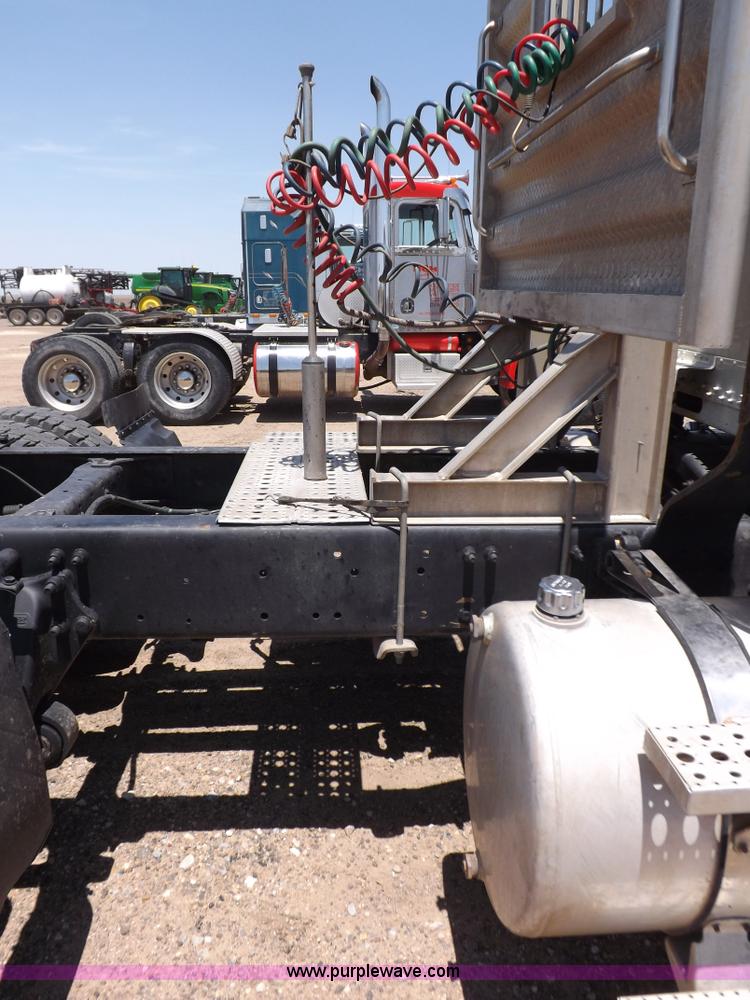 image for item H7011 2006 Freightliner Classic semi truck