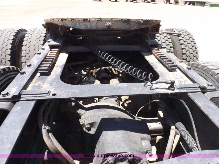 image for item H7011 2006 Freightliner Classic semi truck