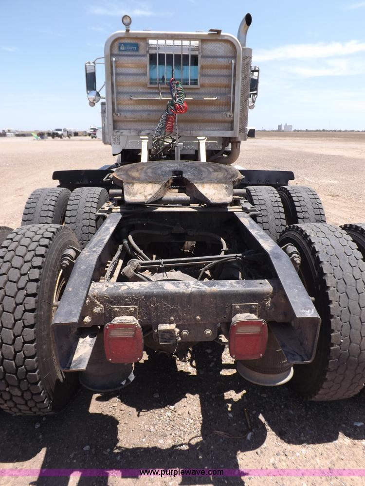 image for item H7011 2006 Freightliner Classic semi truck