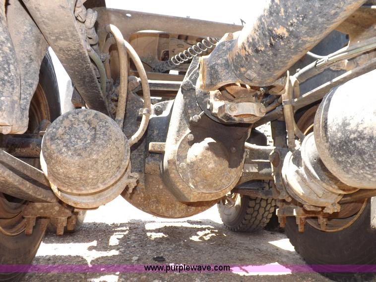 image for item H7011 2006 Freightliner Classic semi truck