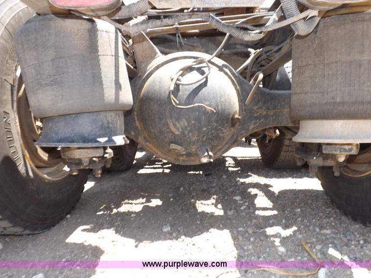 image for item H7011 2006 Freightliner Classic semi truck