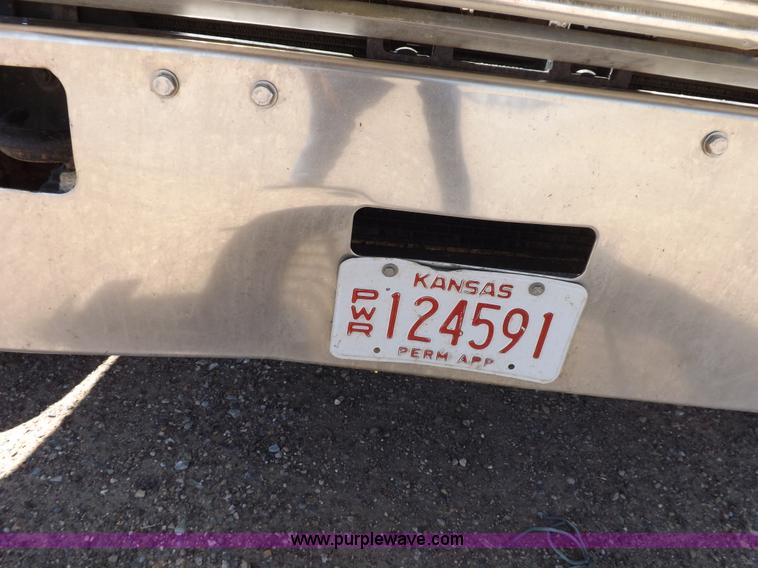 image for item H7011 2006 Freightliner Classic semi truck