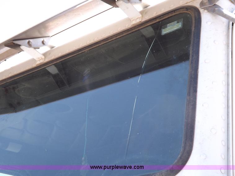 image for item H7011 2006 Freightliner Classic semi truck