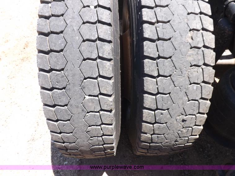 image for item H7011 2006 Freightliner Classic semi truck