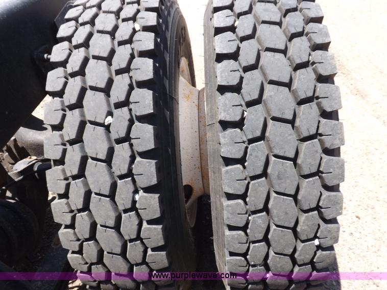 image for item H7011 2006 Freightliner Classic semi truck