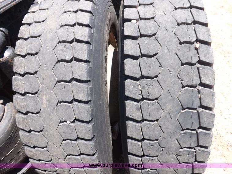 image for item H7011 2006 Freightliner Classic semi truck