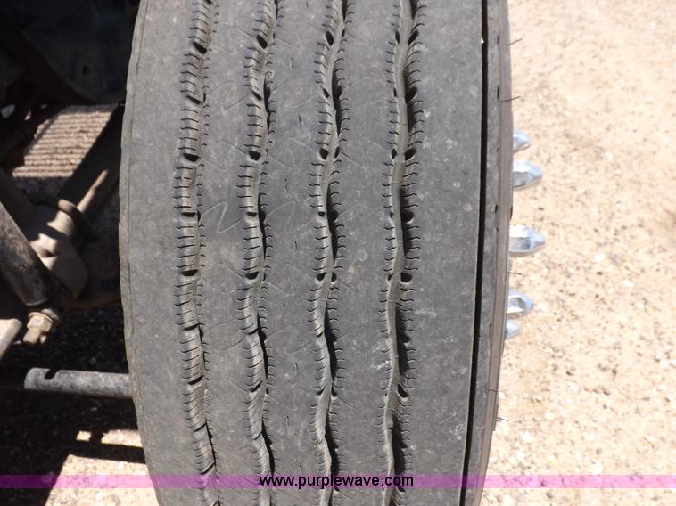 image for item H7011 2006 Freightliner Classic semi truck