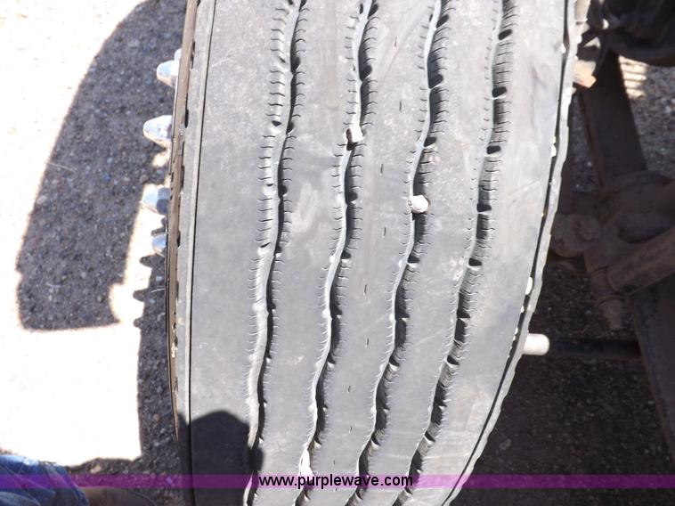 image for item H7011 2006 Freightliner Classic semi truck