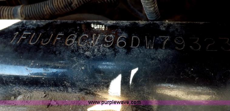 image for item H7011 2006 Freightliner Classic semi truck