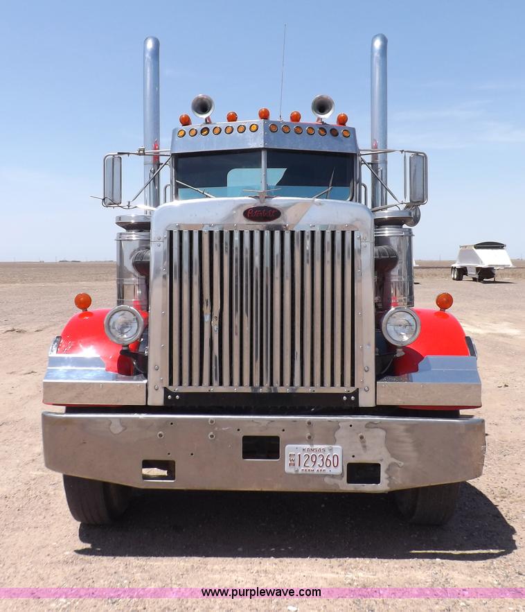 image for item H7012 1984 Peterbilt 359 semi truck