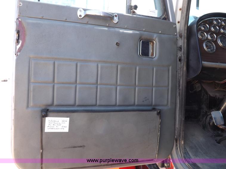 image for item H7012 1984 Peterbilt 359 semi truck