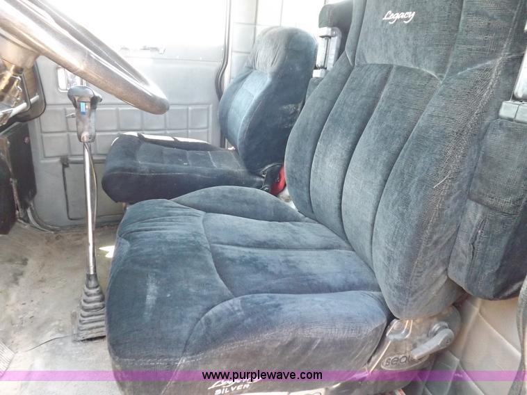 image for item H7012 1984 Peterbilt 359 semi truck