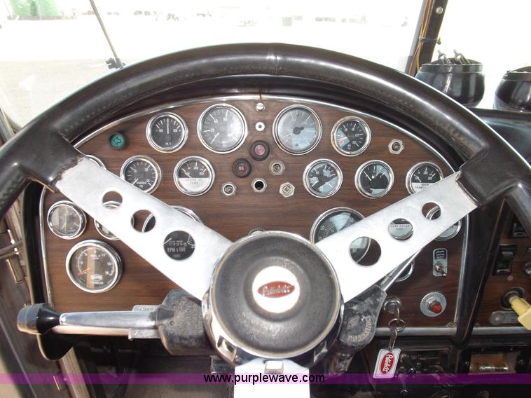 image for item H7012 1984 Peterbilt 359 semi truck