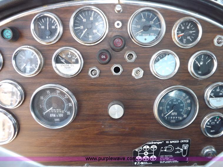 image for item H7012 1984 Peterbilt 359 semi truck