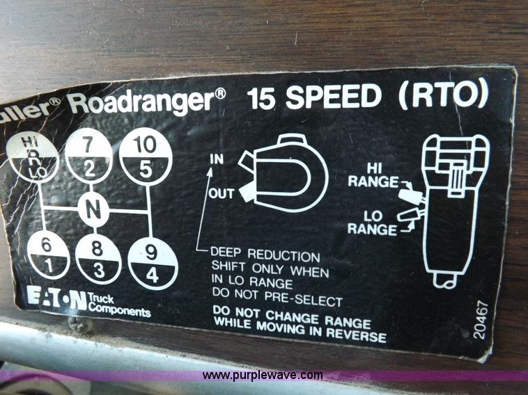 image for item H7012 1984 Peterbilt 359 semi truck