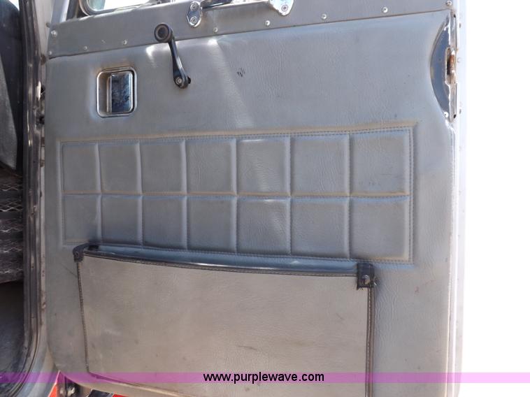 image for item H7012 1984 Peterbilt 359 semi truck