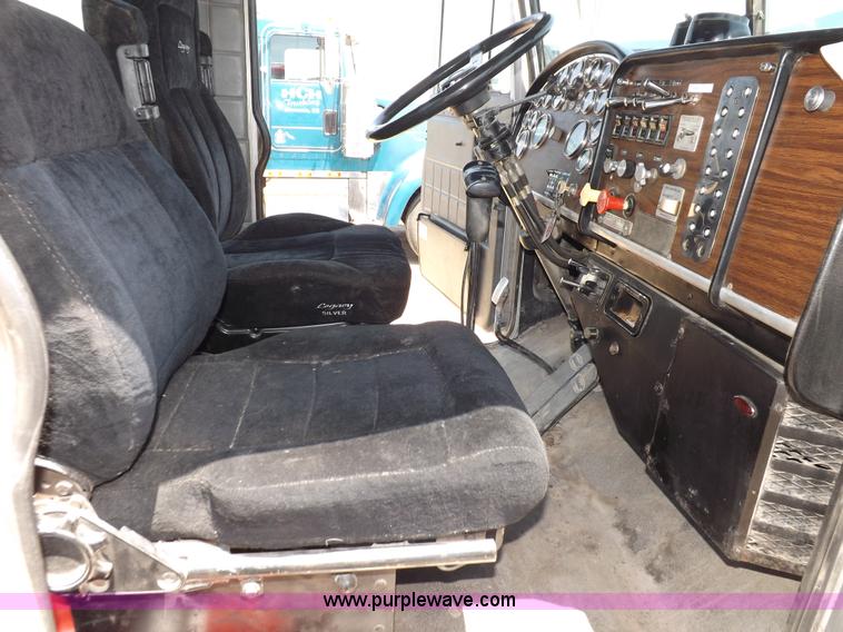 image for item H7012 1984 Peterbilt 359 semi truck