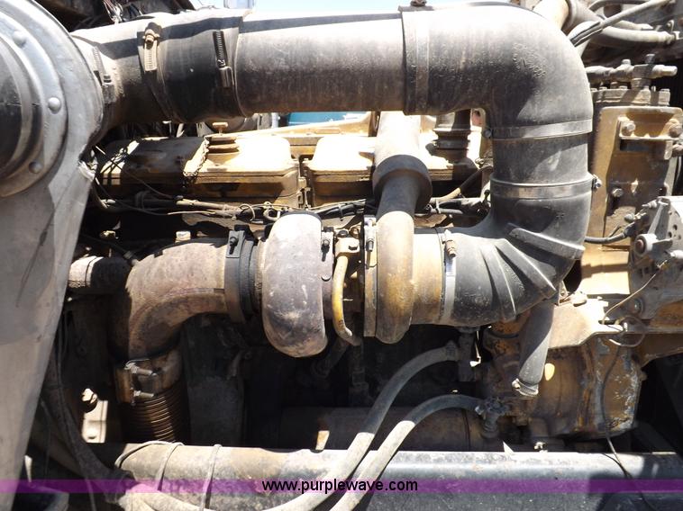 image for item H7012 1984 Peterbilt 359 semi truck