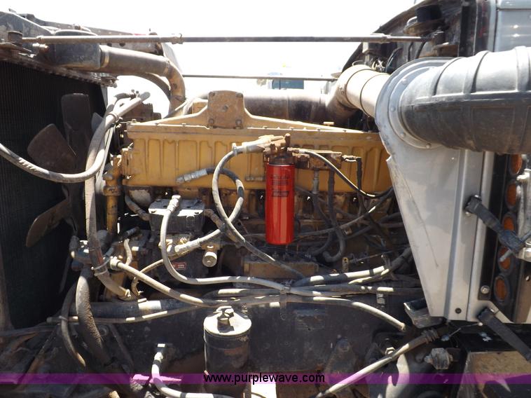 image for item H7012 1984 Peterbilt 359 semi truck