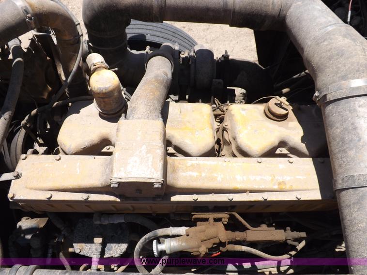 image for item H7012 1984 Peterbilt 359 semi truck