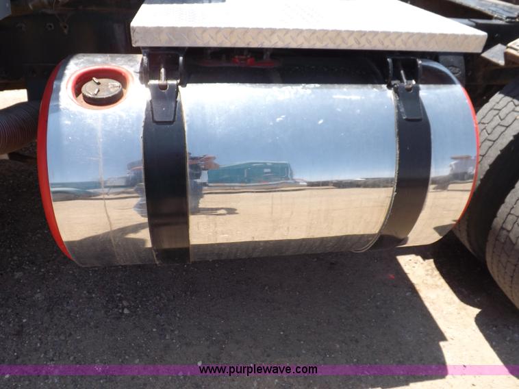 image for item H7012 1984 Peterbilt 359 semi truck