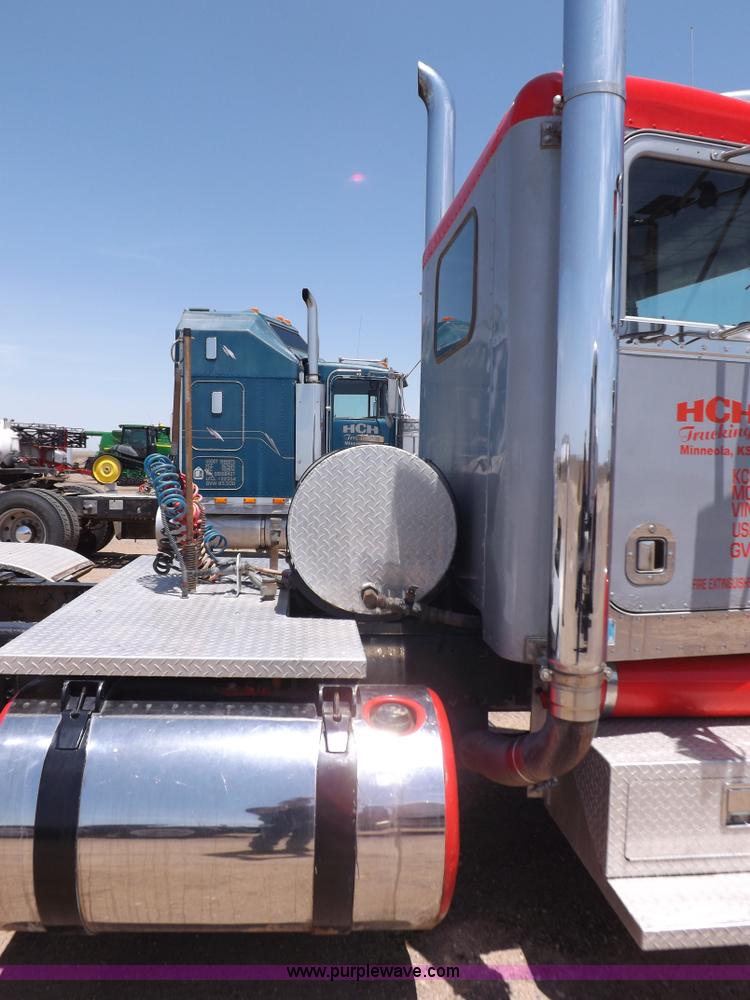 image for item H7012 1984 Peterbilt 359 semi truck