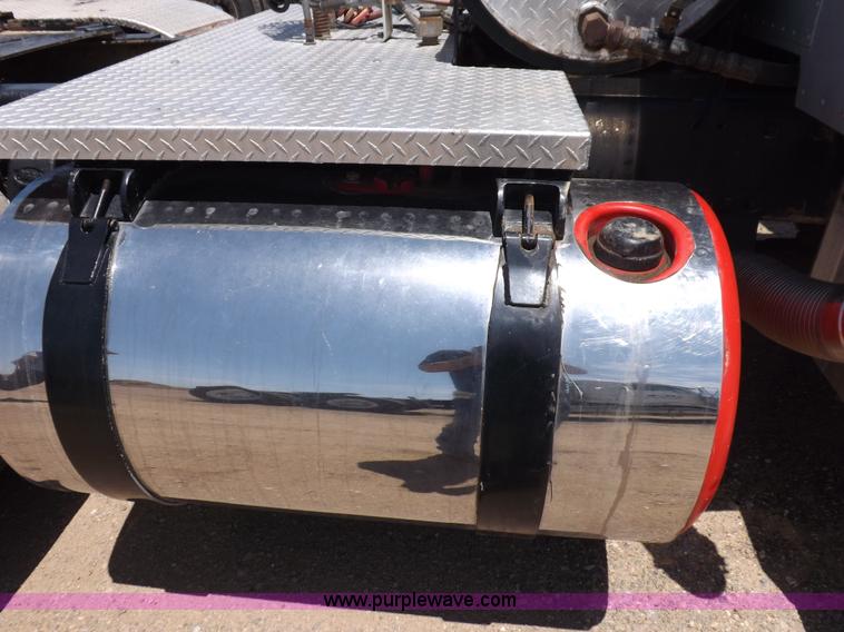 image for item H7012 1984 Peterbilt 359 semi truck