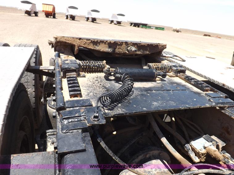 image for item H7012 1984 Peterbilt 359 semi truck