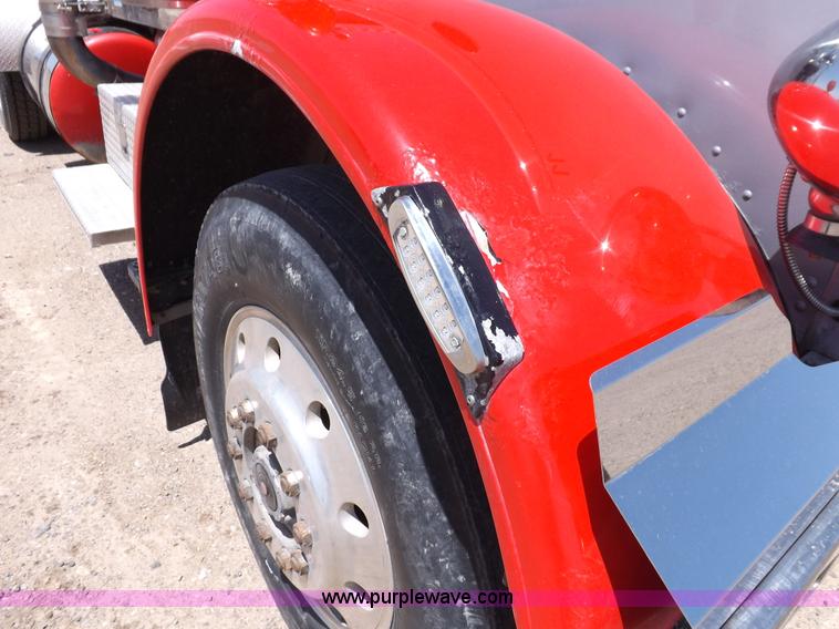 image for item H7012 1984 Peterbilt 359 semi truck