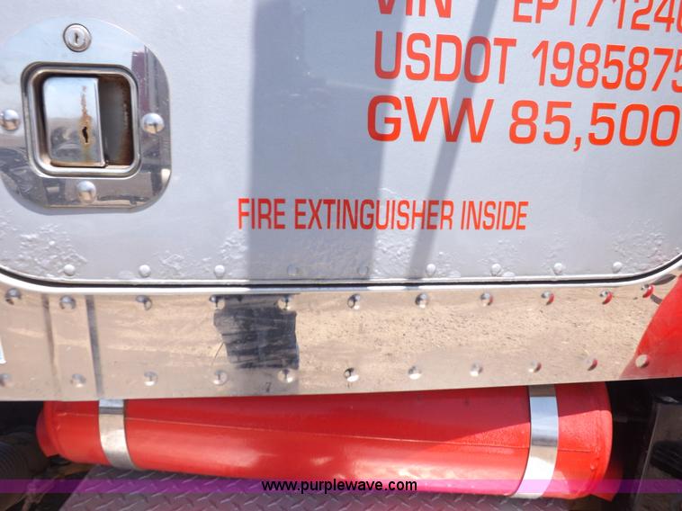 image for item H7012 1984 Peterbilt 359 semi truck