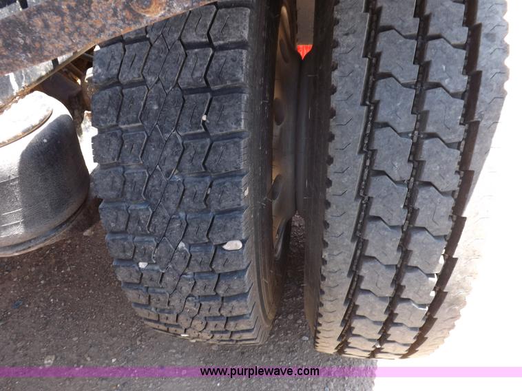 image for item H7012 1984 Peterbilt 359 semi truck